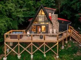 Big Mountain View! Hot Tub! Downtown Gatlinburg Chalet Village! AFrame! Smoky Mountain National Park! Après Chalet