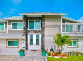 Spacious 4BR Beach House with Stunning Ocean Views، كوخ في كيب كانافيرال