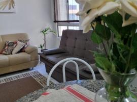 Apto 2 quartos, cond fechado, com vaga, 4º andar por escadas, khách sạn ở Pelotas