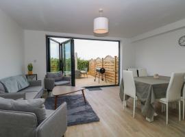 Widdington 2 Bernaleen Cottages, Hotel in Docking