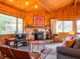 Serene Groveland Cabin Rental Near Yosemite!、グローブランドのホテル