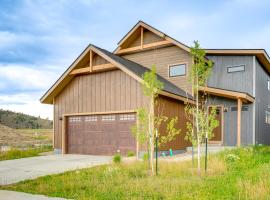 Private Hot Tub & Patio: Granby Mtn Retreat!, Hotel in Granby