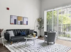 City Chic Modern 1Bedroom Fully Furnished Condo