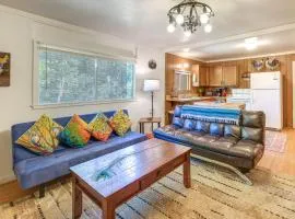 Rustic Cabin with Patio 8 Mi to Kings Canyon Park