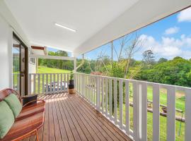 Pet friendly cozy cabin, hotel v destinaci Woombye