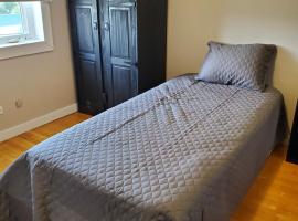 Le1226-Private Room 8 with Free WIFI and Parking, homestay in Edmundston