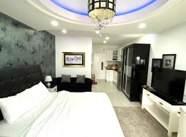 Deluxe room with king bed and Balcony at Kandi Palace, hotel v destinaci Angeles
