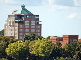 Park Place Hotel & Conference Center, hotel cerca de Aeropuerto de Cherry Capital - TVC, Traverse City