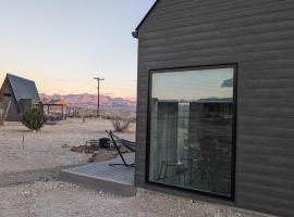 Stardust Luxury Cottage with loft & a great view, hotel barato en Terlingua