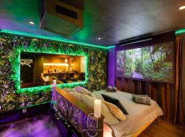 Jungle Love Room Balnéo/cinéma By HC, hotel in Hyères