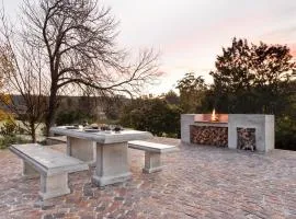 Avemore Vineyard View - wood fired hot tub and full power back up