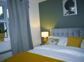 Luxury 2 bed House with 3 beds,3 Free Parking lot in Dartford Near Town Centre, Adjacent Bus Stop, Train Station, Bluewater Mall, 25mins to London City Airport,20 miles from Central London