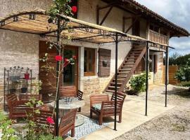 G&icirc;te Les Petits Bel&eacute;zins، كوخ في سانت أمور