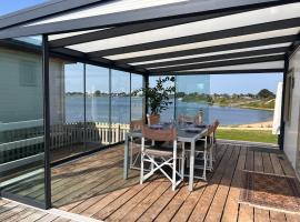 Luxe chalet direct aan het water met strand、Lithのビーチ・ホテル