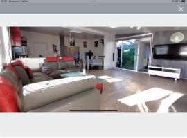 Maison loft, jacuzzi, Hotel in Livry-Gargan