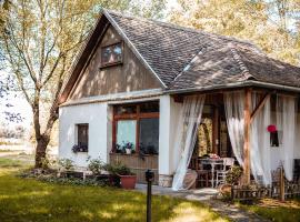 Erdőszéli Házikó, vila v destinaci Baja