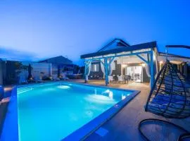 Villa Beauty with heated pool and jacuzzi