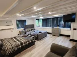 Rainsough Cottage Guest House - Sleeps upto 8 with ensuite - Free Parking & WiFi