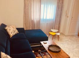 Ennasr, Apt très bien équipé, central et paisible, hotel in Borj Turki
