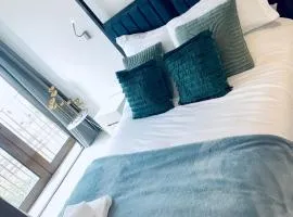 Superior Large Suite Luxury Living City Apartment, 2 Kingsize Bedrooms Business Suite - Free WiFi