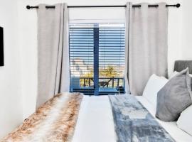 West Beach Luxury Apartment, razko&scaron;en hotel v Bloubergstrandu
