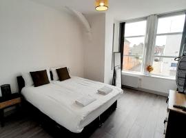 Modern 1 & 2 Bed Apartments, Desborough, Kettering, Sleeps 3, Free Parking, WIFI, Ideal for Families & Relocations, хотел в Кетъринг