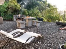 Avemore Hidden Haven - wood fired hot tub and full Backup power