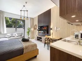 Apartment With Private Garden - Luxe Gold