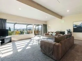 Scenic Stay Lake & Mountain Views