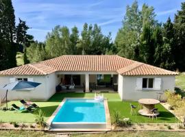 Villa paradis Maison piscine chauffé, hotel a Barbentane