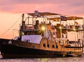 Floating Ship Hotel in Uluwatu with Sixteen beds, hotel di Uluwatu