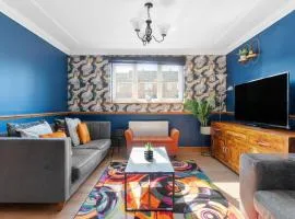 Detached House in Ashford with Free Parking and Hot Tub - Sleeps 10