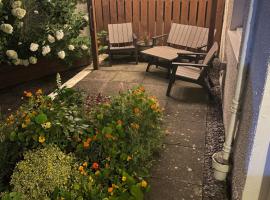 The Mews 2 bedroom with private parking, hotel in Oban