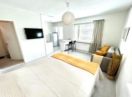 Yksiö ilmaisella autopaikalla Hillside, hotel i Jyväskylä