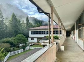 'Yamaneko Hotel 'The Untouched School, Saunas, Serenity & Feline Friends、三好市のホテル