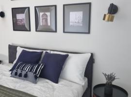 2-ком квартира с характером в центре, place to stay in Uralsk