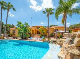 Villa with private pool and tennis court 150 metres from the sea-Villa el Olivo