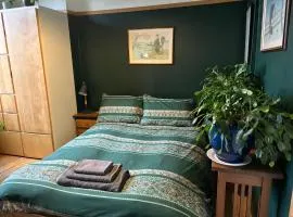 Large cosy room in G3