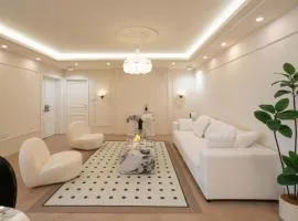 Molly Homestay - walk to Yu Garden and the Bund 3bedrooms 1study 2 bathrooms elevator apartment