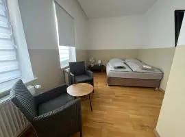 Zimmer für 2 Personen-Bad-Kühlschrank-TV-11