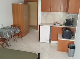 Small apartment in the heart of Piraeus! Notara 43, hotel v destinaci Piraeus