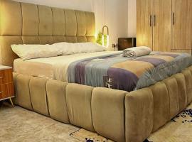 1 bedroom, 24hrs light, Netflix, Swimming pool in MIJL, Salem, Ikate: Lagos şehrinde bir otel