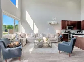 Luxe Condo Overlooking Park