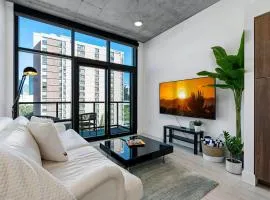 City Views! Luxury King bed gym pool HTub