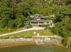 Water's Edge Holiday Home