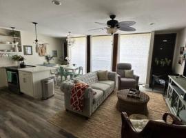 Valley Vibes and Beach Bliss Condo for Family Nomads、Waianaeのホテル