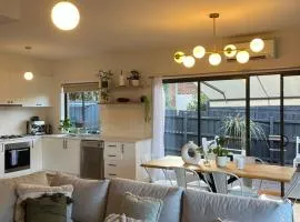 Melbourne home close to Airport & Train Station