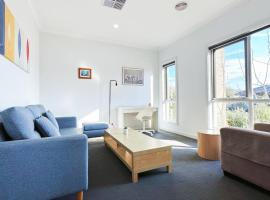 Westbrook Home 7beds by GoodLive, hotel i Truganina