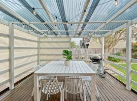 4-Bed Beach House with Garden & Alfresco Dining, hotel v destinaci Tomakin
