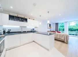 Stylish apartment with parking Pass the Keys